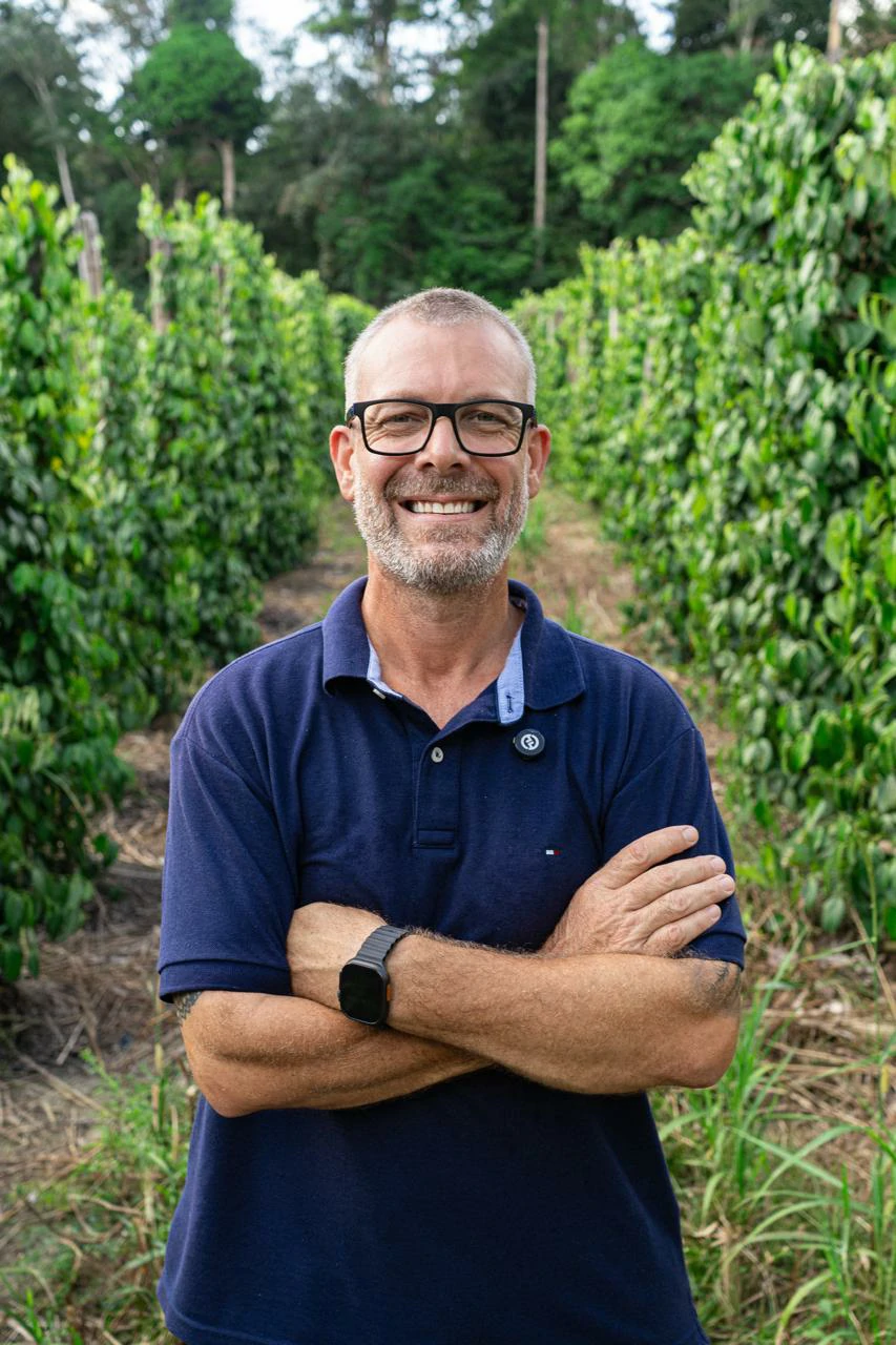 Engenheiro agrônomo Erasmo Fernandes em uma lavoura de Pimenta do Reino